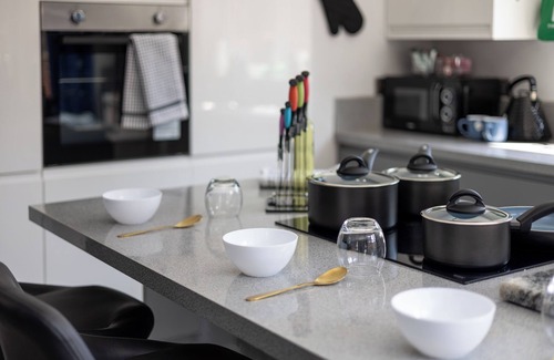 Leeds Casa | Leeds 3 Bed 2.5 Bath - Parking/WiFi/Pool Table/Self Check-in