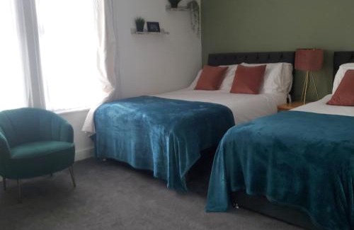 Harehills Casa | Leeds 4-Bed House - Sleeps 9 Free Parking & WiFi