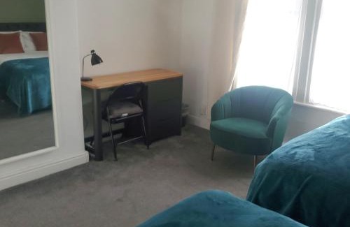 Harehills Casa | Leeds 4-Bed House - Sleeps 9 Free Parking & WiFi