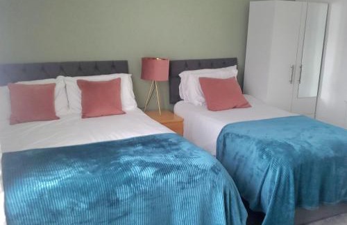 Harehills Casa | Leeds 4-Bed House - Sleeps 9 Free Parking & WiFi