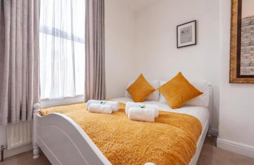 Harehills Casa | Leeds 4-Bed House - Sleeps 9 Free Parking & WiFi