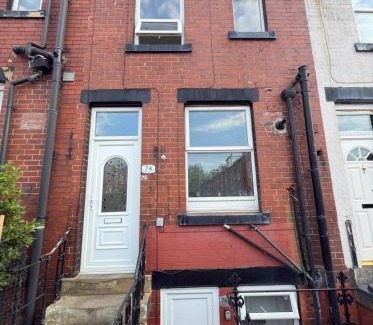 Leeds Casa | Leeds Serviced Accommodation - Apartments - 3 Bed House-Close To Centre -M621 & M1 - Contractors - Business Travellers - Families