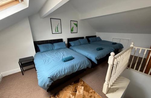Leeds Casa | Leeds Serviced Accommodation - Apartments - 3 Bed House-Close To Centre -M621 & M1 - Contractors - Business Travellers - Families