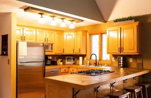 Traverse City Casa | Terapia Leelanau + (Bañera de hidromasaje aislada / nueva - Cerca de TC)