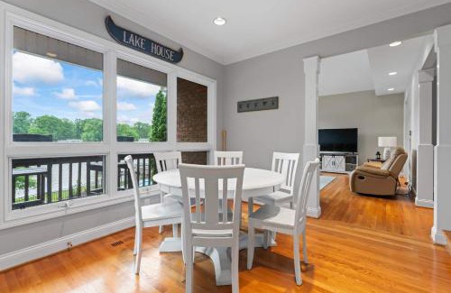 Southmont Casa | Leeloo's on the Lake - Sleeps 12