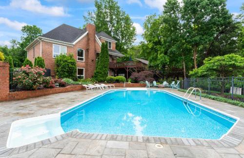 Southmont Casa | Leeloo's on the Lake - Sleeps 12