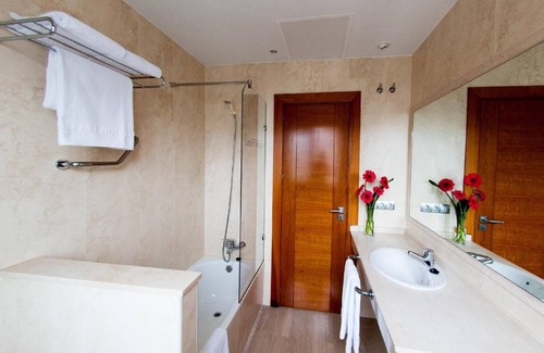 Dos Hermanas Hotel | Leflet Valme