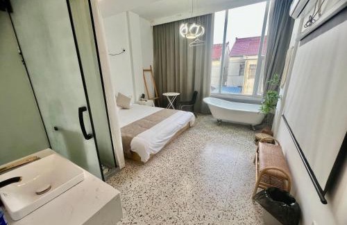 Pudong Casa | Left Bank La Vie Pool Resort