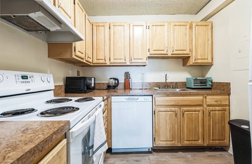 Richmond Apartamento | Legacy at Imperial Village 105 I 1 Bed 1 Bath