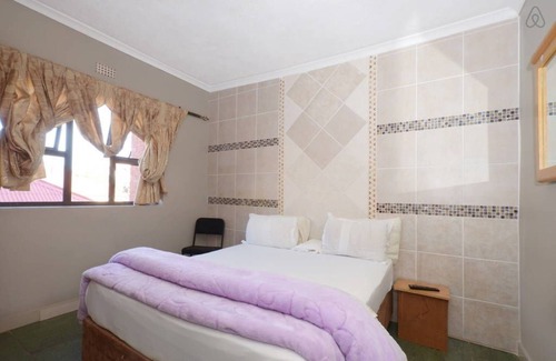 Greater Johannesburg Metropolitan Area Cabina | Legacy Guest Lodge