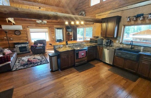 Libby Cabina | Legacy Lodge - Log Home Retreat - 5 bed 2 bath with stunning mountain views !!