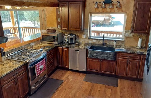 Libby Cabina | Legacy Lodge - Log Home Retreat - 5 bed 2 bath with stunning mountain views !!