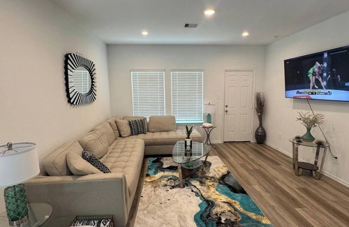 Houston Casa | Legacy Luxury Chateau Quiet getaway in Houston