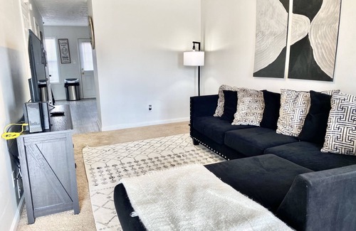 Clarksville Casa | Legacy Pad! Spacious 2 bed townhome with modern vibes