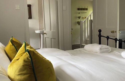 Thomastown Otro | Legan Castle Farmhouse Irish Countryside Escape with Hot Tub