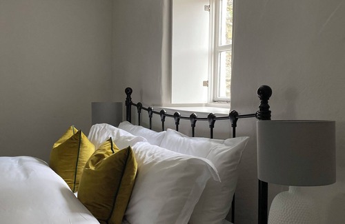 Thomastown Otro | Legan Castle Farmhouse Irish Countryside Escape with Hot Tub