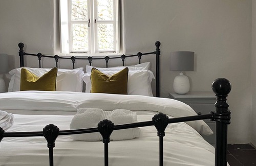 Thomastown Otro | Legan Castle Farmhouse Irish Countryside Escape with Hot Tub