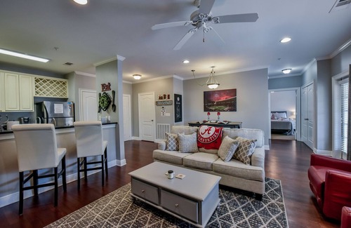 Tuscaloosa Condominio | Legends Landing - close to campus, shopping, and more! Complex pool!