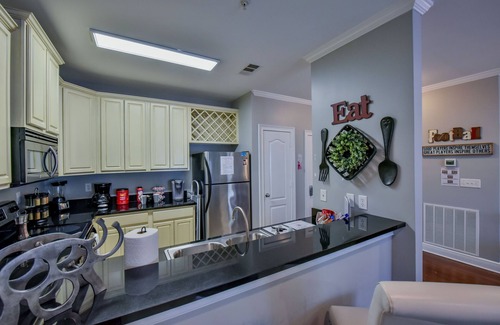 Tuscaloosa Condominio | Legends Landing - close to campus, shopping, and more! Complex pool!