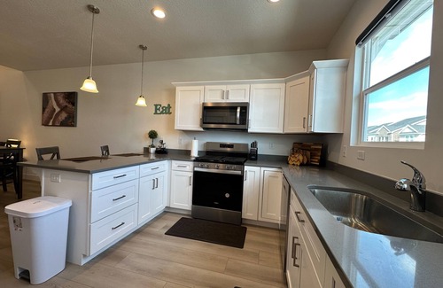 Lehi Casa | Lehi Escape: Near Silicon Slopes/Thanksgiving Pt, Indoor Games, Full Kitchen