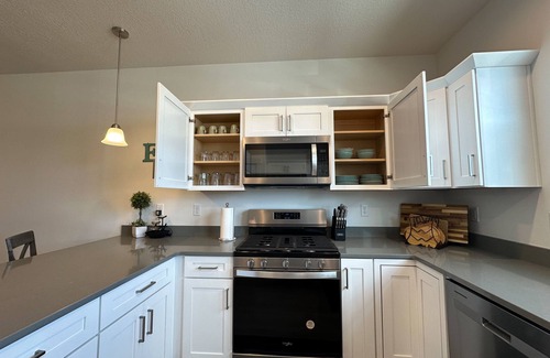Lehi Casa | Lehi Escape: Near Silicon Slopes/Thanksgiving Pt, Indoor Games, Full Kitchen