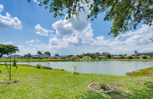 Lehigh Acres Casa | Lehigh Acres Home w/ Screened Porch & Lake View!