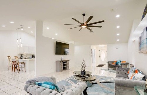 Lehigh Acres Casa | Lehigh Acres Home w/ Screened Porch & Lake View!