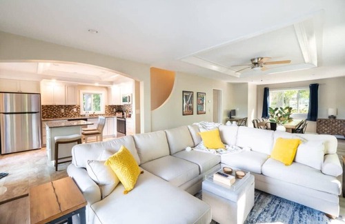 Leicester Casa | Leicester Lake Front Home, Come Relax!