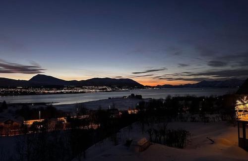 Kvaløysletta Apartamento | Leilighet med 1 soverom i Tromsø/Kvaløysletta med flott beliggenhet og god utsikt. Kort vei til flyplass.