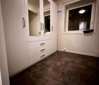 Kvaløysletta Apartamento | Leilighet med 1 soverom i Tromsø/Kvaløysletta med flott beliggenhet og god utsikt. Kort vei til flyplass.
