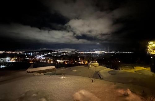 Kvaløysletta Apartamento | Leilighet med 1 soverom i Tromsø/Kvaløysletta med flott beliggenhet og god utsikt. Kort vei til flyplass.