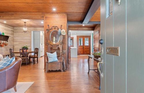 Franklin Casa | Leiper's Retreat - Secluded 3 BDR Craftsman Home