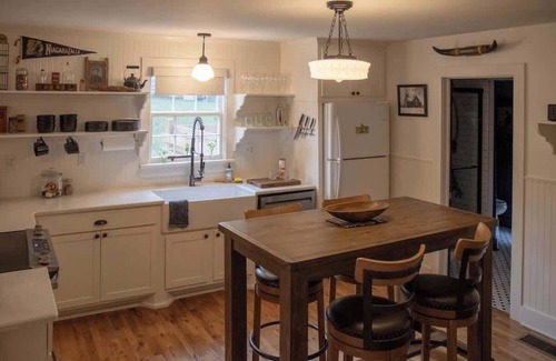 Leipers Fork Casa | Leipers Fork Village Bungalow w/ Hot Tub & Firepit