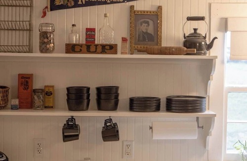 Leipers Fork Casa | Leipers Fork Village Bungalow w/ Hot Tub & Firepit
