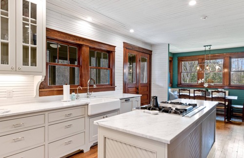 Franklin Cabaña | Leiper’s Retreat – Secluded 3 BDR Craftsman Home in Franklin Arts District!