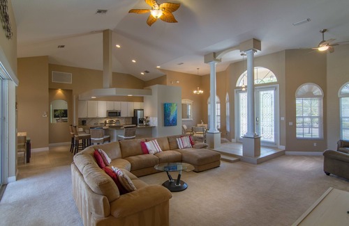 Yacht Club Villa | Vida de ocio en el Yacht Club, uno de los lugares más deseables de Cape Coral