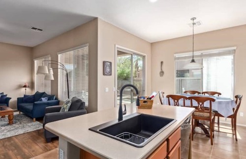 Tramonto Casa | Leisure lounge- relaxing 4bed 2bath residence