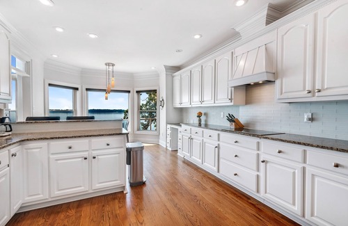 Athens Casa | Leisure Time Lake House with Large Boat Dock