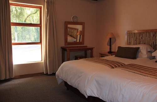 Dipaleseng Cabina | Lekoa Lodge