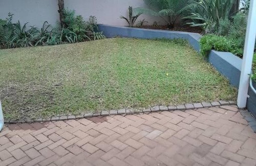 Faerie Glen Apartamento | Lelapa La Baphogole, self Catering 3 bedroom home