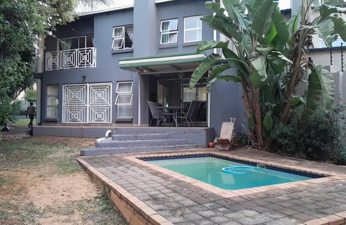 Faerie Glen Apartamento | Lelapa La Baphogole, self Catering 3 bedroom home