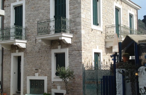 Gefira Mpania Villa | Leludas hostal junto al mar en el centro de Nafpaktos