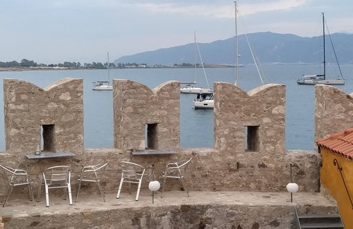 Gefira Mpania Villa | Leludas hostal junto al mar en el centro de Nafpaktos