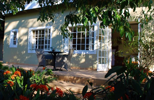 Muldersdrift Casa | Lemon Thorn Cottage para 2 personas con maravillosa terraza privada en el jardín.
