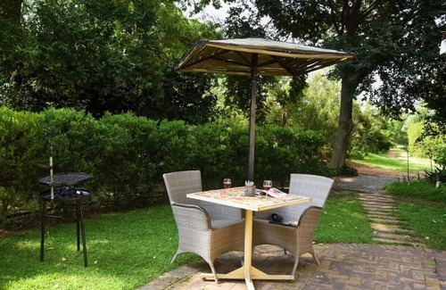 Muldersdrift Casa | Lemon Thorn Cottage para 2 personas con maravillosa terraza privada en el jardín.