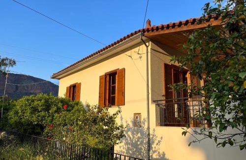Leonidio Casa | Lemon Tree House