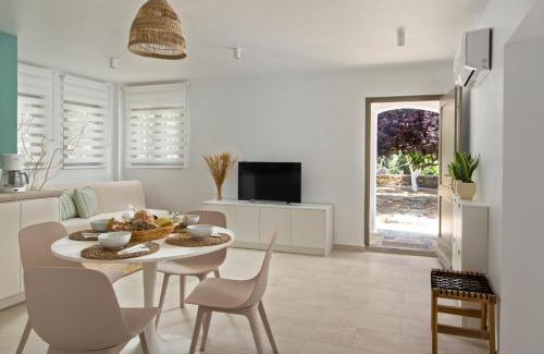 Andros Town Casa | Lemoni House