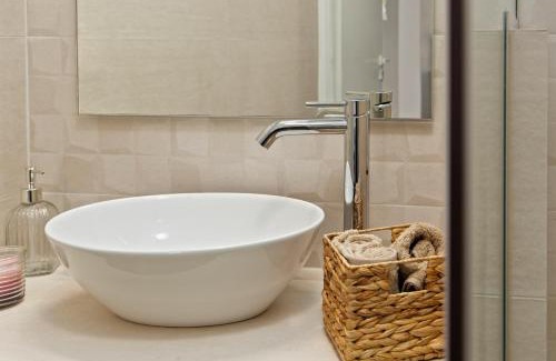 Andros Town Casa | Lemoni House