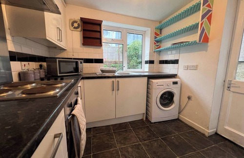 Easton Casa | Lena St - 3 Bedroom House - Sleeps 6 - WiFi