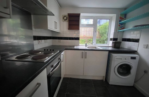 Easton Casa | Lena St - 3 Bedroom House - Sleeps 6 - WiFi